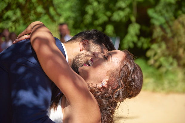 Novios abrazados y felices en su boda
