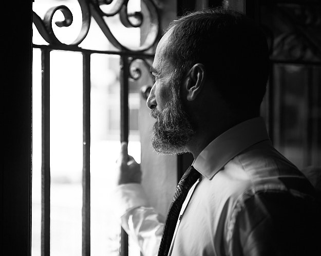 Novio esperando en su casa antes de la boda