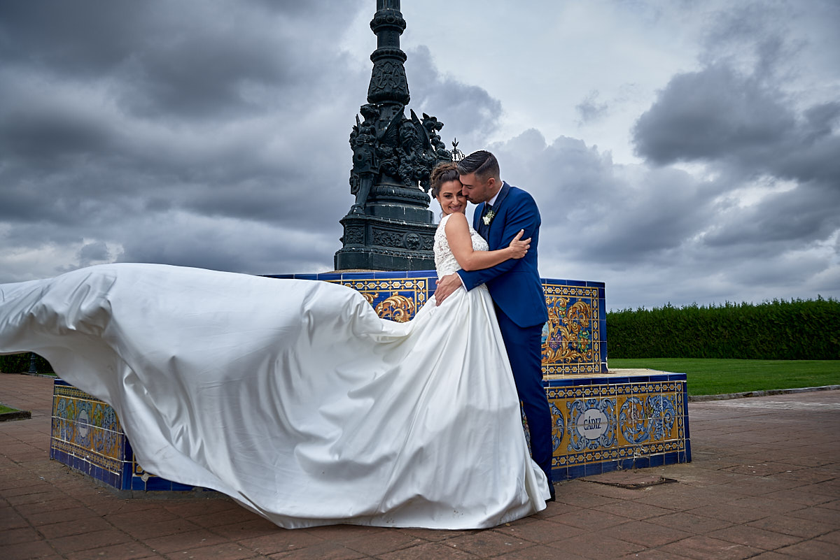 Pareja con foto de boda natural