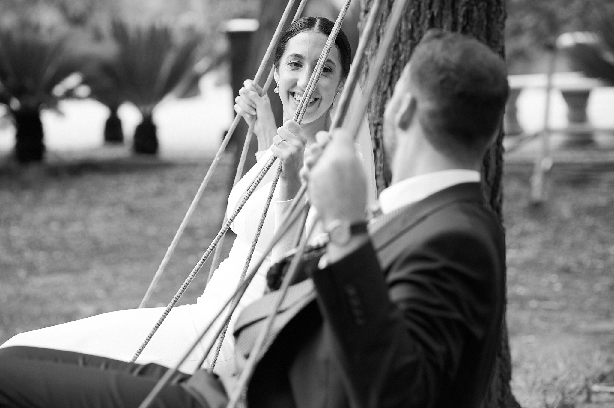 Novios e invitados disfrutando de su boda